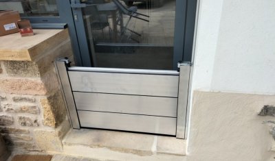 Pose de barrières anti inondation à l'entrée d'une maison à Lozanne