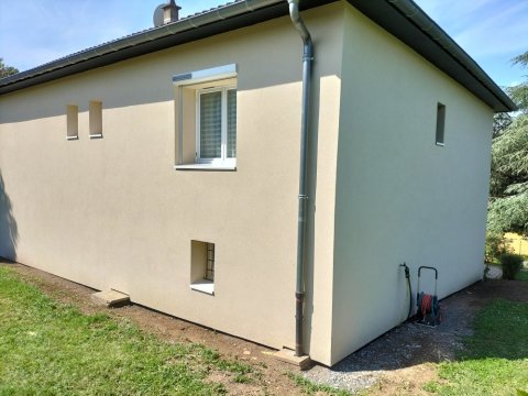 Chantier Isolation des murs par l'extérieur en polystyrène graphite avec volets roulants solaires à Lentilly