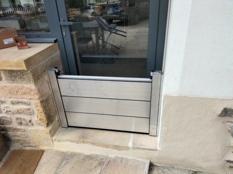 Pose de barrières anti inondation à l'entrée d'une maison à Lozanne