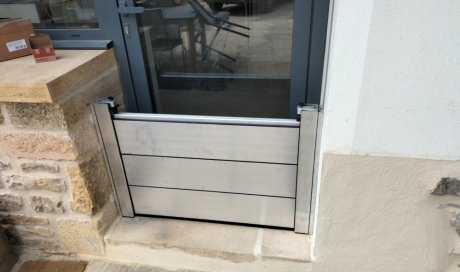 Pose de barrières anti inondation à l'entrée d'une maison à Lozanne